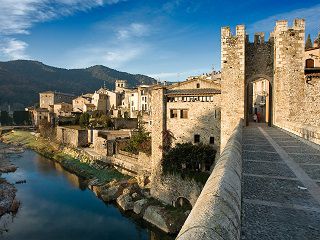 Thumbnail showing the bridge at Besalu in Cateloina Spain