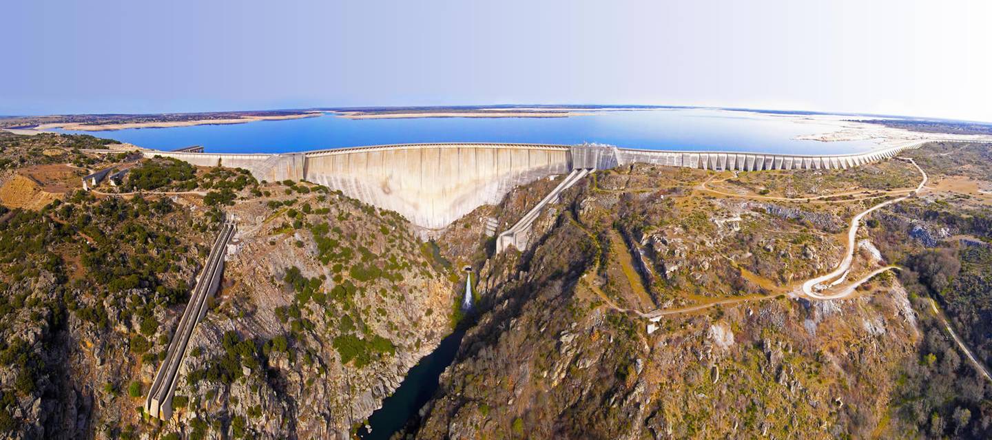 the dam on Emblase de Almendra