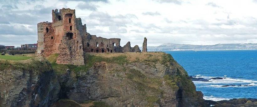 looking west towards Tantallon Castle
